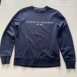 Tommy Hilfiger Sweatshirt, storlek M - Endast testad och därmed i absolut nyskick på denna mörkblåa tjocktröjan. 