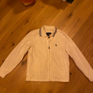 Vintage Polo jacka  - Nyköpt jättesnygg vit vintage Polo-jacka. Säljer för att den aldrig kom till användning, har aldrig använt den så den är som ny. Den är lite oversize så passar både S-M 