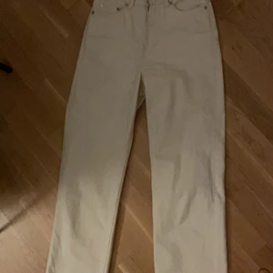 Beiga jeans, W26 L32 - Skriv vid intresse, du betalar priset plus frakten 🤍