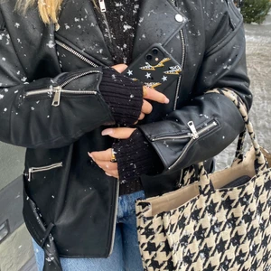 Handledsvärmare/torgvantar - Vi säljer torgvantar/handledsvärmare i one size. De passar alla och är väldigt sköna och varma nu till vintern. Vi har i lite olika färger! 1 par kostar 149kr och 2 par kostar 279kr, vi har även presentpåsar som ni kan köpa till ifall det är i julklapp eller present (19kr)  