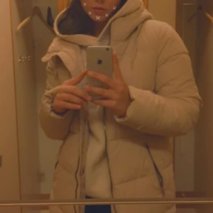 Lång beige dunjacka  - Skriv privat för fler bilder❤️