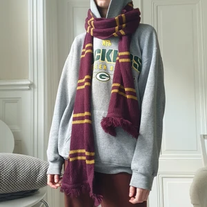 Harry potter halsduk (Gryffindor) - Gryffindorhalsuk köpt på Warner Bros Studio tour i London. Knappt använd och i mycket gott skick. Ca 210 cm lång och diskret utan emblem, precis som i filmerna. Perfekt för dig som gillar Harry Potter och vill vara varm i vinter! Kan frakta eller mötas upp i Stockholm:)