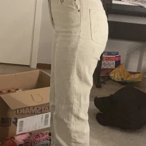 Levis jeans gräddvita - Haft i ett år och är storlek 24 i midja och 29 i längd köpte för 1200 säljer för 500