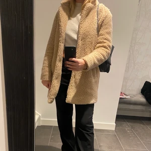 Teddyjacka  - Teddyjacka i beige, i storlek xs. Knapp är fastsydd igen men annars väldigt fint skick. Skickas med PostNord skicka lätt, 66kr (frakt ingår ej i priset).