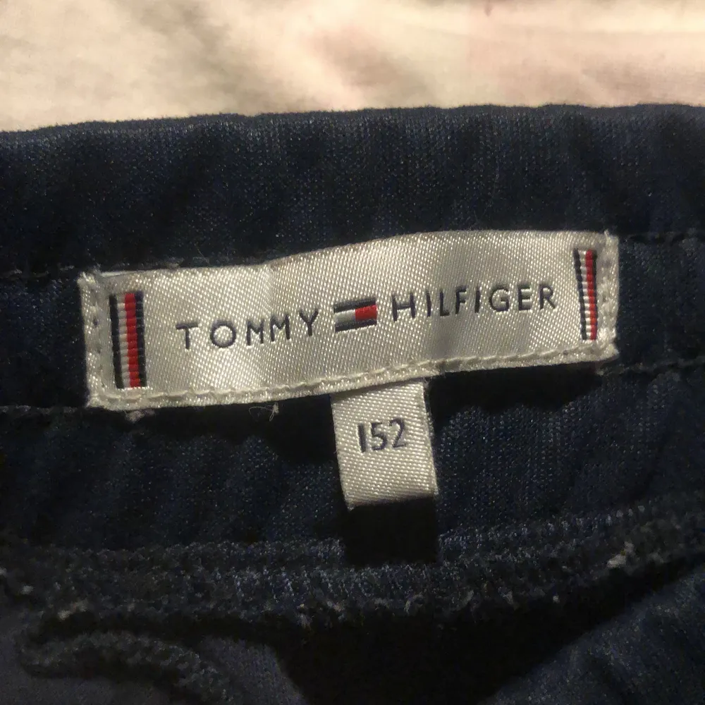 Tommy hilfiger mjukisbyxor. Storlek 152/12 år. Väldigt fint skick säljes pga att dom är för små. Färg:mörkblå storlek:152/12. Dom är raka och inte tajta där nere på slutet av byxorna. Kan fraktas eller mötas💘. Jeans & Byxor.