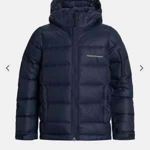 Vinter jacka  - En skön varm dunjacka. Använd en vinter och är i fint skicka. Jackan är inte sönder och ser ut som att den är i ny skick. Ny pris 4000kr därför säljer jag den för 2000kr pris kan diskuteras. Kan sälja den direkt för 2500kr. Ni kan skriva om ni vill ha flera bilder