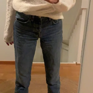 Zaras låg midjade jeans i st 32 - Säljer mina jätte fina jeans från Zara som är låg midjade pågrund av att dem inte har kommit till användning köpte för 359kr och säljer för 280kr (du kan köpa direkt för 350kr) köparen står för frakt💗
