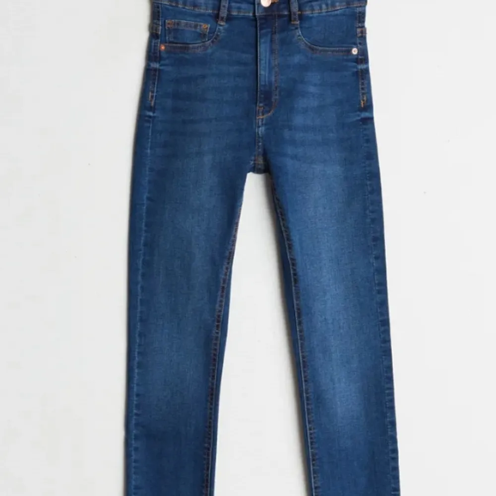 Blåa high waist molly jeans från gina tricot. Säljs för att dem inte används längre och inte riktig är min stil❤️köptes för 300 kr❤️. Jeans & Byxor.