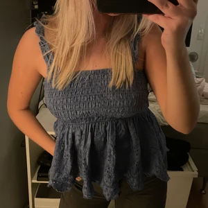 Blå topp - Blå topp från mango. Storlek XS❤️‍🔥❤️‍🔥 (budet på 600 gäller inte, ligger just nu på 210!!)