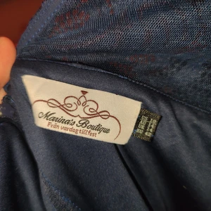 Balklänning, strl 42 - Säljer en balklänning som köptes i början av 2020. Har endast haft den på mig då jag provade i butik, då studentbalen blev inställd. Klänningen är något uppsydd för att passa mina 160 cm och inte skulle släpa i marken. Som ni ser på bilderna är klänningen marinblå, väldigt behagligt material och relativt töjbar vid midjan. Går hämta och går skicka, köparen står för frakten ☺️ Köpt för ungefär 2000:- (priset för att den blev uppsydd ink.)  Ligger uppe på andra ställen!