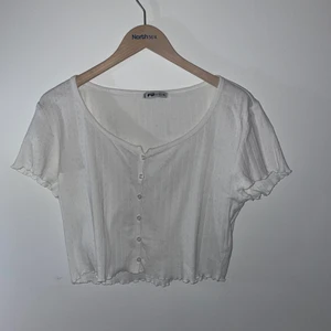 T-shirt med knappar  - En super fin tröja från New Yorker, köpte den eftersom jag ville ha den som en lite större tröja som inte skulle sitta så tajt men den har inte kommat till andvändning, Har andvändt den ett få tal gånger men den är som ny. För mer information och bilder skriv privat 💕