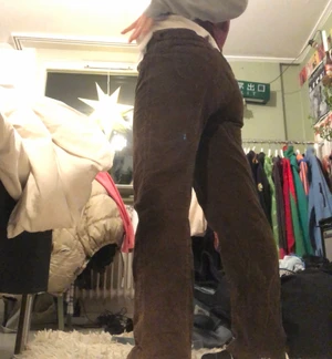 Manchesterbyxor - Coola bruna lågmidjade manchesterbyxor. Köpta på humana för ganska länge sen. Jag har sytt in dem i midjan men det är väldigt lätt att sprätta upp. Skriv om du har några frågor💕💕