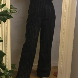 Byxor från H&M strlk 36 - Säljer mina svarta byxor med vita ränder från H&M i strlk 36. Nyskick och endast använda ca 5ggr. Säljer för dom är förstora för mig. Jag står inte för frakten. Skriv privat om du är intresserad eller vill ha bättre bilder:) Nypris 200kr💕