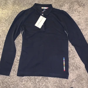 Pelle P blus med krage - En helt oanvänd mörkblå blus med krage och volanger vid knapparna💗köptes för ca ett halvår sen men har inte kommit till användning💙