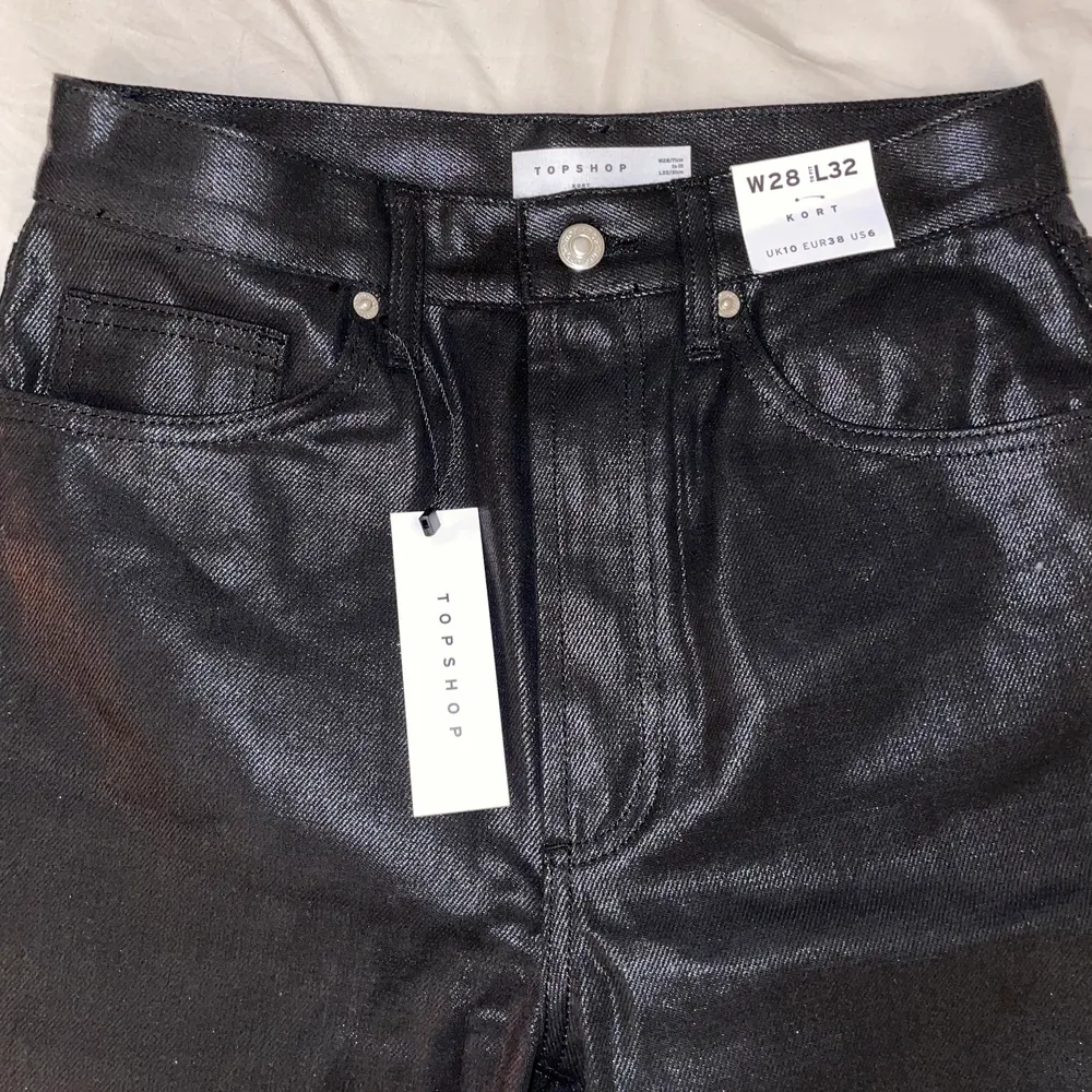 (Första bilden är lånad från ASOS för de va där ja köpte dem) Svarta belagda jeans, storlek W28 L32 (typ 38) tror dessa är slutsålda atm . Jeans & Byxor.