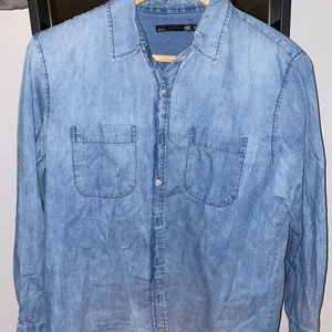Oversized jeansskjorta  - Säljer nu en fin jeansskjorta från lager 157, storlek s men oversized. Superfin att ha ovanpå andra toppar. Kommer från ett rökfritt och djurfritt hem. Köparen står för frakten ca 72kr 