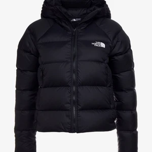 North face jacka med luva  - Storlek S, använt 1 vinter, vuxit ur den. pris kan diskuteras till en viss gräns, ge bud 🤎