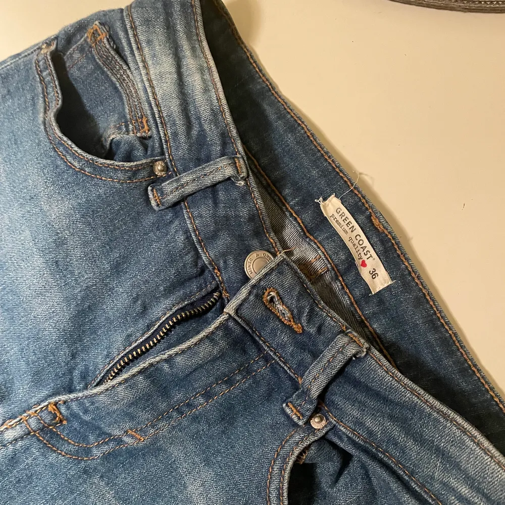 Ett par fina blåa bootcut jeans som inte kommer till användning och är i jätte bra skick!💖💖. Jeans & Byxor.