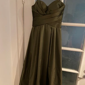 Balklänning -  Köpt för 3500kr säljer den för 1000 Storlek 34, använd 1 gång.   