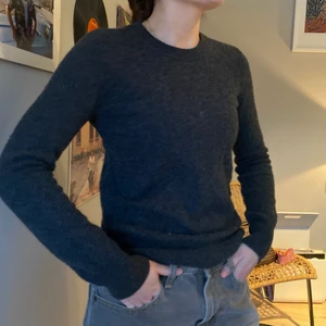 Uniqlo kashmir tröja grå stl S - Säljer en mörkgrå kashmirtröja från Uniqlo. Stl: S färg: mörkgrå material: 100% kashmir orginalpris: 1500kr