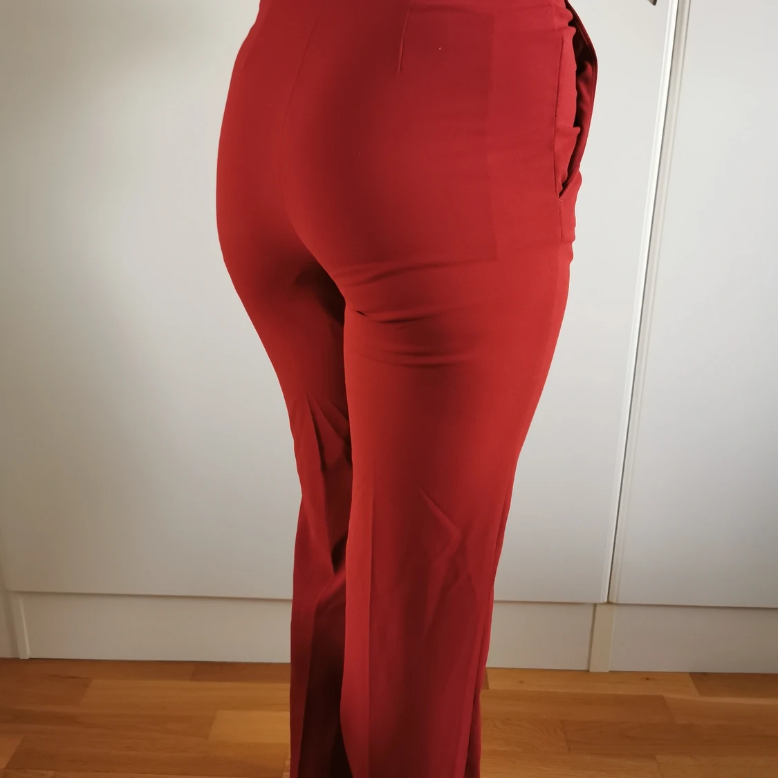 Röda byxor med skärp