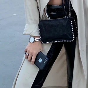 Nakd byxor  - Säljer byxor från NAKD. Svåra att fånga på bild men glansiga byxor som ska likna skinn/läder. Skickar gärna fler bilder om det önskas.