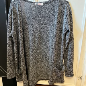 Kofta från H&M - En spräckligt grå kofta från H&M 