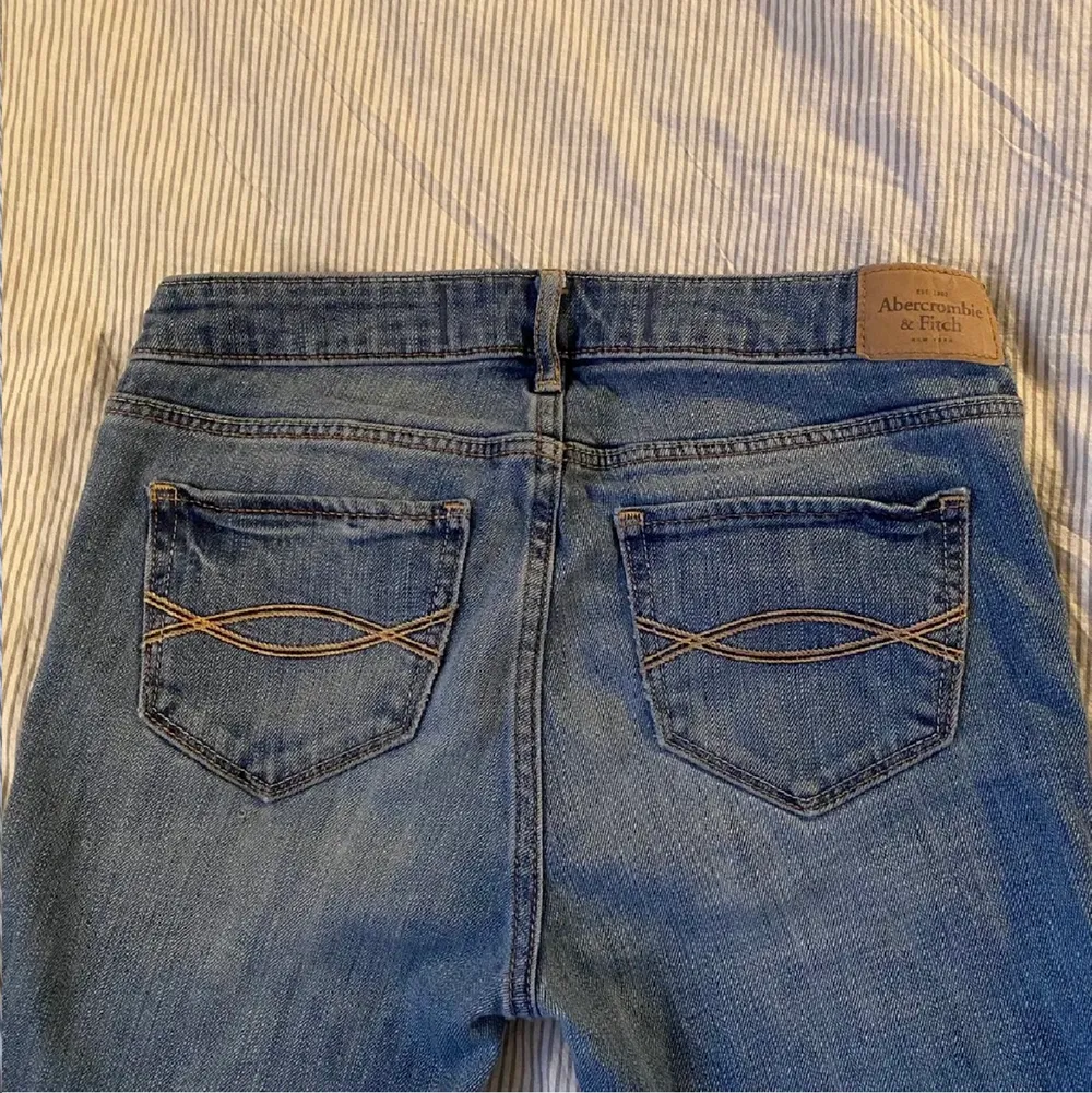 Fina trendiga jeans jag köpte från Plick som var lite för små för mig. Är hela och bra gick skick. Köparen står för frakt!🤍. Jeans & Byxor.
