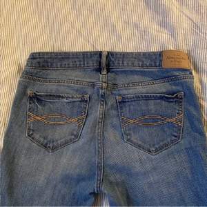 Fina trendiga jeans jag köpte från Plick som var lite för små för mig. Är hela och bra gick skick. Köparen står för frakt!🤍