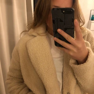 Teddy kappa - En vit Teddy kappa som nästan aldrig är använd💜