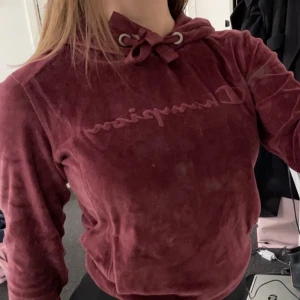 Champion hoodie - Champion hoodie i sammet material! Röd/Brun antog färg! Super skön och aldrig använd❤️