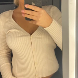 Ribbad kofta - Beige ribbad kofta med knappar från H&M. Aldrig använd. Storlek S. Pris: 120kr plus frakt 62kr❤️❤️