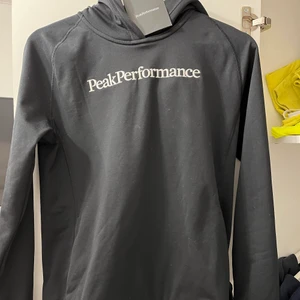 Peak performance  hoodie - Säljer denna superfina och sköna peak performance hoodie då den ej kommer till användning. Aldrig använd då den har lappen kvar. 