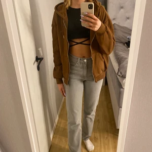 Brun ziphoodie - Skön brun ziphoodie från Shein i storlek xs💕 Säljer pga att jag ej får användning av den
