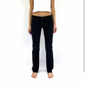 Svarta lågmidjade jeans - Vintage svarta lågmidjade jeans köpta på Relow! Lappen kvar och aldrig använda men väldigt snygga och sköna💙💙 Strolek S 