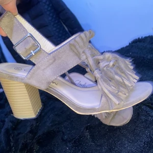 Klackskor - Säljer pågrund av att den inte kan mer till andvöndning Pris kan diskuteras 😊💕