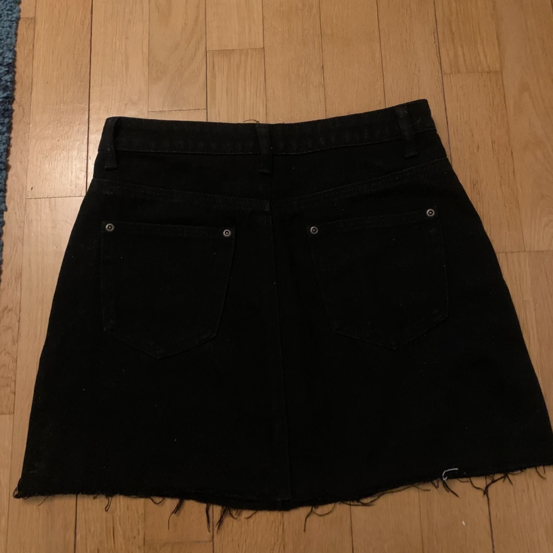 Black jean skirt with flowers - 90