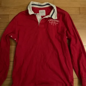 Peak performance röd långarmad piké  - Använts 2/3 gånger 