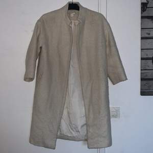 Fin vinter/höstkappa, denna kappa från h&m säljer jag pågrund av att den inte kommer till använding utan bara hänger i klädrummet.