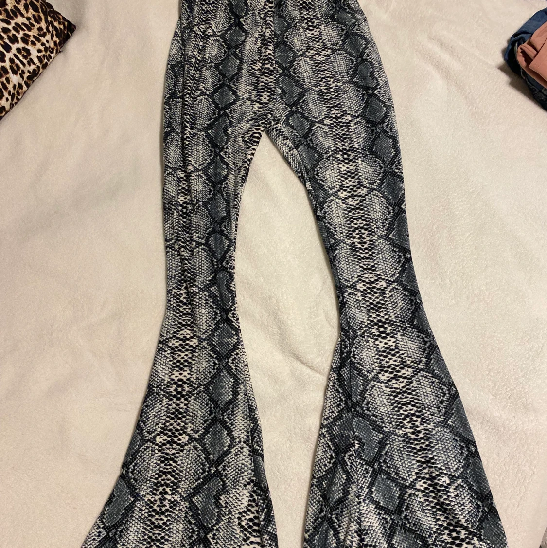 Utsvängda byxor - orm mönster - 91