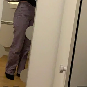 Lila manchester byxor - Byxorna är storlek 32, de är för små för mig som är 163. På sista bilden ser man att de är lite trasiga vid dragkedjan men det är inga problem att stänga den ändå! Köparen står för frakt. 