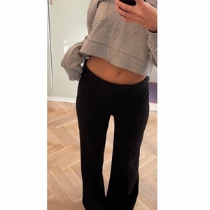 Lågmidjade Kostymbyxor  - Så snygga slutsålda lågmidjade svarta kostymbyxor från Zara