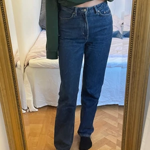 Weekday Row jeans - Jeans från Weekday i modellen Row. Storlek 27/32. I fint skick, säljer på grund av att de inte kommer till användning. 