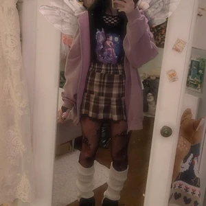 Kort rosa/brun kjol med spets ✨ - Säljer kjolen på bilden, knappt använd! Den är rosa/ brun och har svart spets. Passar xs/s 🤍