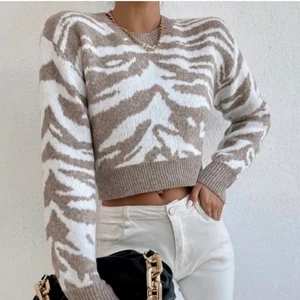 Snygg stickad tröja i zebra mönster - Nyköpt, storlek S, 100kr+frakt💕