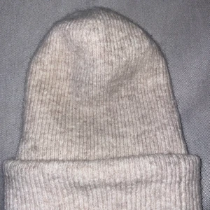 Beige stickad mössa - Väldigt fin beige och tjock nästan oanvänd mössa. Tvättas också innan levarns såklart. Pris kan alltid diskuteras🤍 
