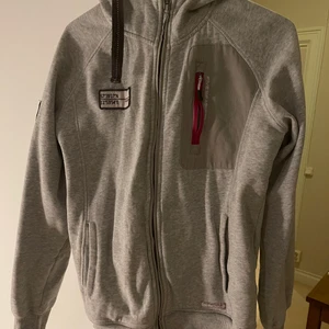 grå hoodie  - fin hoodie med dragkedja, samt dragkedjor på fickorna 