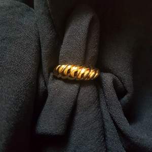 En väldigt fin och unik guldpläterad ring i 18k guld, vilket innebär att den inte färgar av sig eller rostar. Har ett fåtal av denna. Kontakta vid intresse eller fler funderingar 💕