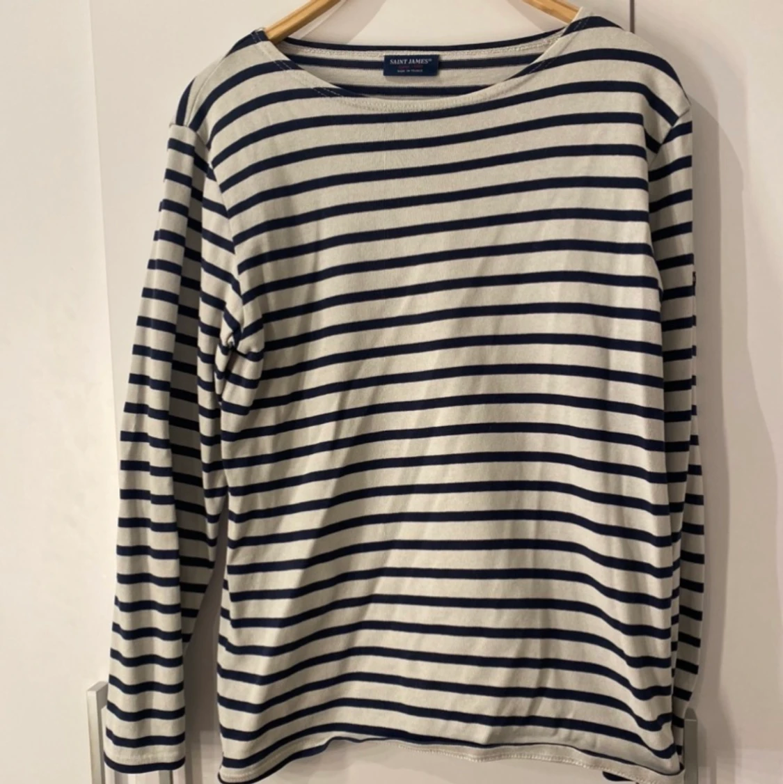 vit/grå och blå randig tröja