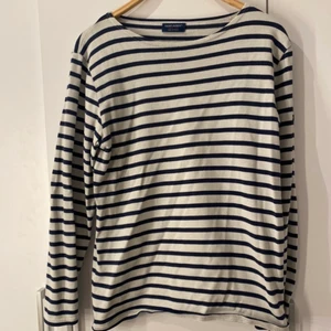 vit/grå och blå randig tröja - Långärmad saint james tröja som är randig. Jätte fin och skön men aldrig använt, så säljer därför! Står ingen storlek men passar mig som brukar ha S-M. dock passar den XS-L beroende på hur man vill att den ska sitta💓 pris kan diskuteras